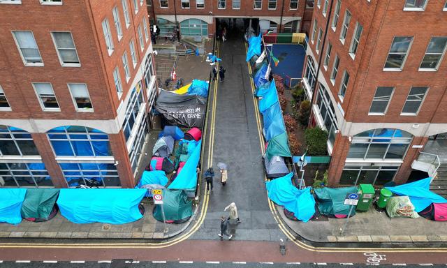 Eine Drohnenaufnahme vom 30. April 2024 zeigt Asylbewerber und ihre Zelte neben dem International Protection Office (IPO), wo Hunderte von Migranten auf der Suche nach einer Unterkunft seit mehreren Monaten auf der Straße schlafen.