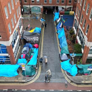 Eine Drohnenaufnahme vom 30. April 2024 zeigt Asylbewerber und ihre Zelte neben dem International Protection Office (IPO), wo Hunderte von Migranten auf der Suche nach einer Unterkunft seit mehreren Monaten auf der Straße schlafen.
