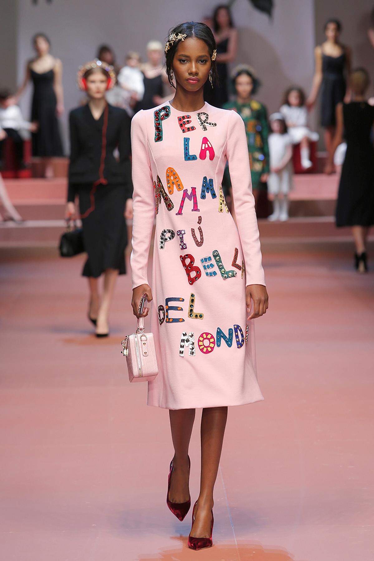 Dolce &amp; Gabbana verleiht dem schlichten Kleid mit applizierten Buchstaben eine verspielte Note.