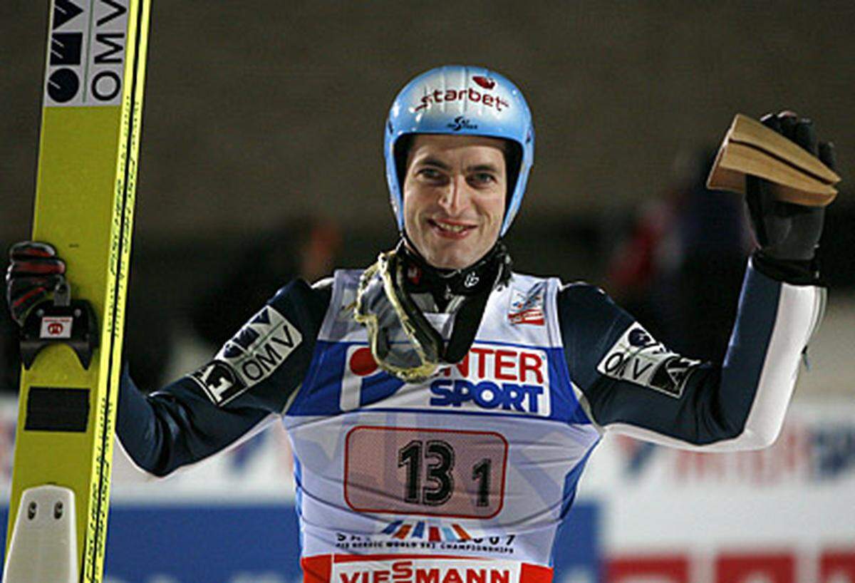 Der Sieger der Vierschanzentournee 2009 darf sich seit Liberec Sechsfachweltmeister nennen. In Lahti 2001 (plus einmal Bronze), Oberstdorf 2005 (zweimal) und Sapporo 2007 siegte er jeweils mit dem Team. 2009 gab es auf der Normalschanze endlich das ersehnte Einzel-Gold und dazu noch Teamgold.