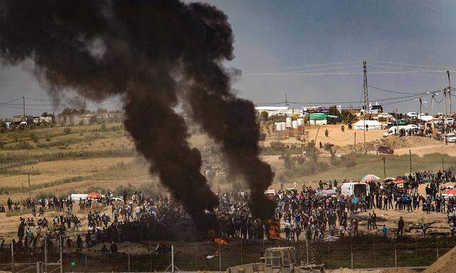 180406 NAHAL OZ April 6 2018 Palestinians protest along the barrier between Gaza and Israe