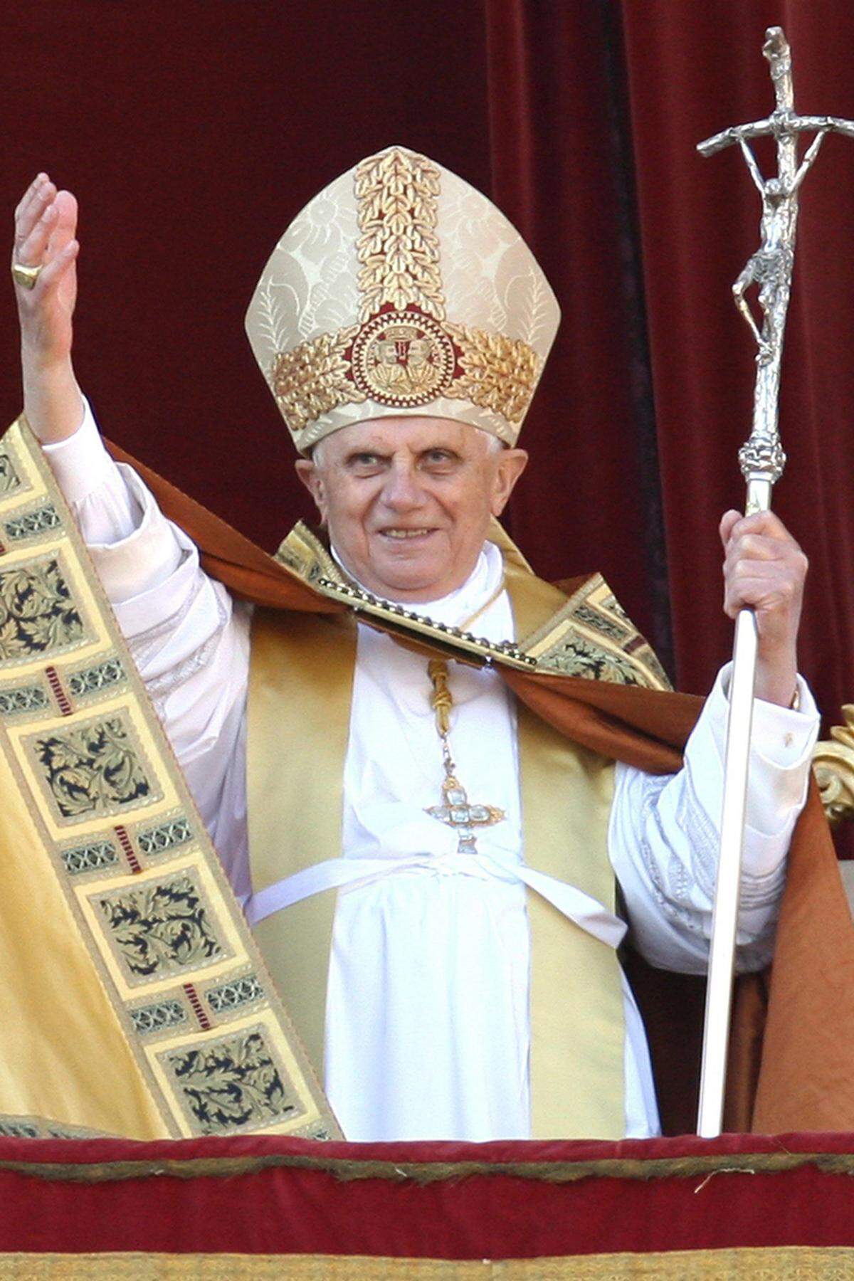 25. Dezember 2006: Ein Jahr später segnet der Papst am Weihnachtstag die Menge am Petersplatz.