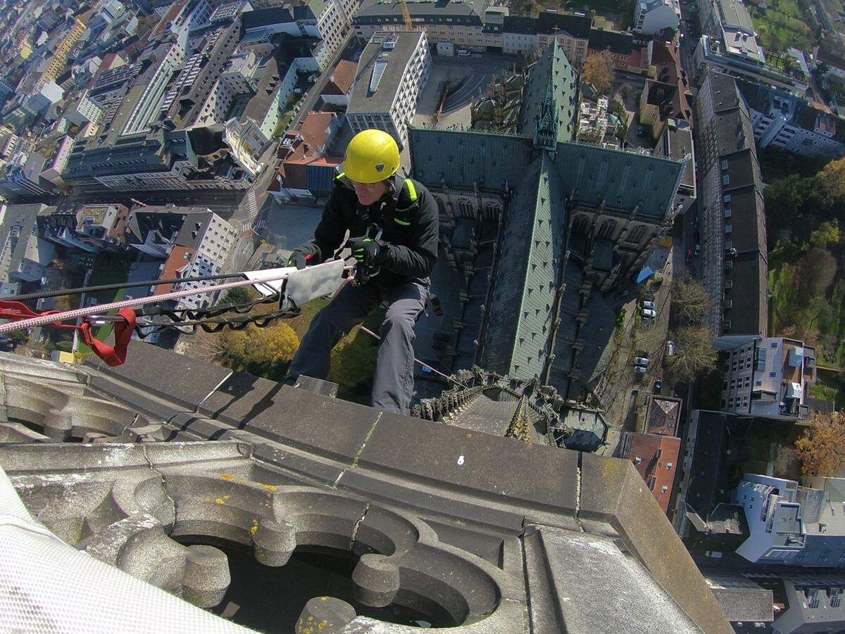 Speziell ausgebildete Höhenkletterer unterstützen den  Domhüttenmeister, gearbeitet wird in einer Höhe von 65 bis 132 Metern.