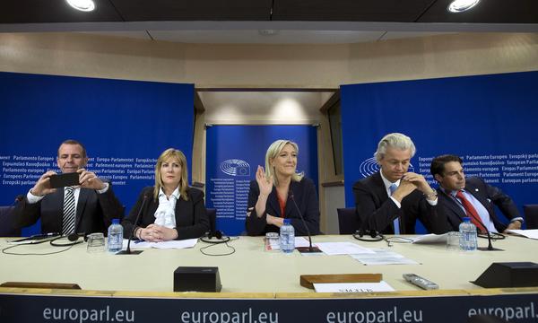 Vilimsky 2015 bei der Gründung der neuen EU-skeptischen Fraktion im Europaparlament. 