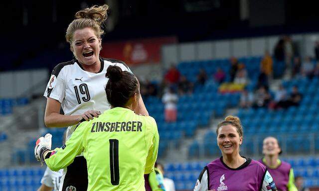  Verena Aschauer und Manuela Zinsberger bejubeln den Sieg der ÖFB-Frauen im Viertelfinale.