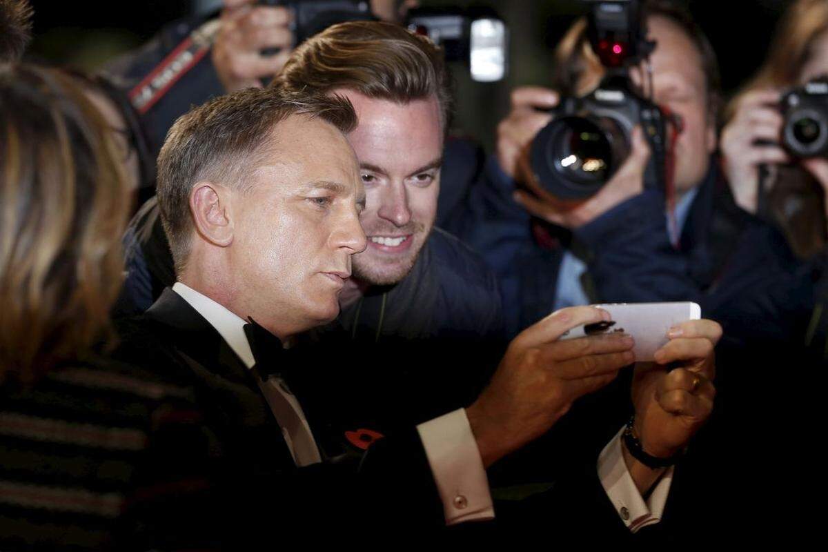 Er könne es kaum erwarten, dass die Menschen den Film sähen, sagte der 47-jährige Craig, der Bond nun bereits zum vierten Mal verkörperte. "Ich hasse es, mich auf der Leinwand zu sehen, aber ich liebe es, James Bond zu spielen", fügte der Brite hinzu.