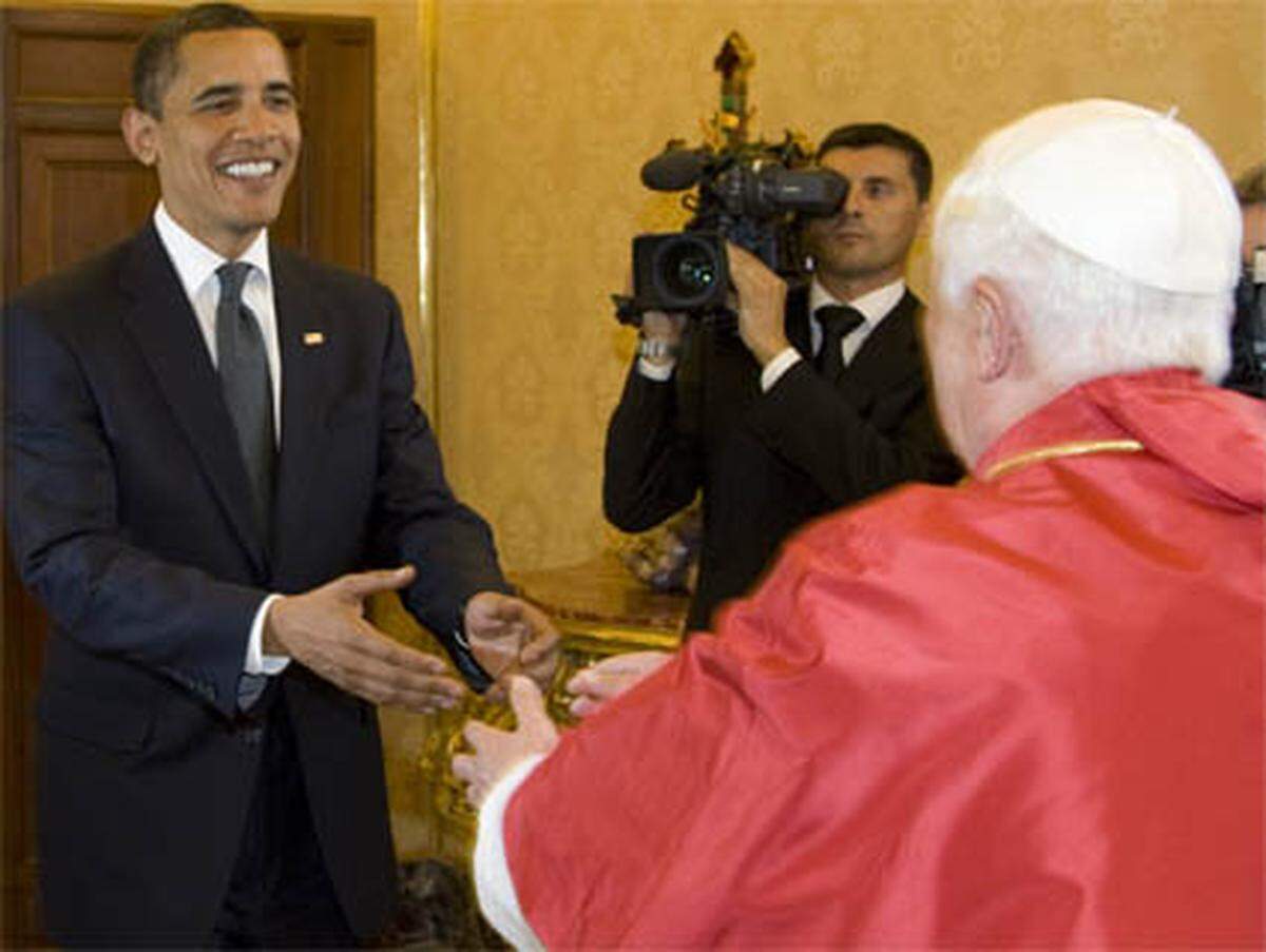 Nach dem G8-Gipfel reiste Obama für eine Audienz beim Papst in den Vatikan. Es war das erste Treffen mit Benedikt XVI. Der Papst überreichte dem US-Präsidenten ein Exemplar seiner neuen Sozialenzyklika "Caritas und eine Broschüre, in der die ablehnende Haltung der Kirche zu Schwangerschaftsabbrüchen und der Stammzellenforschung deutlich gemacht wird.