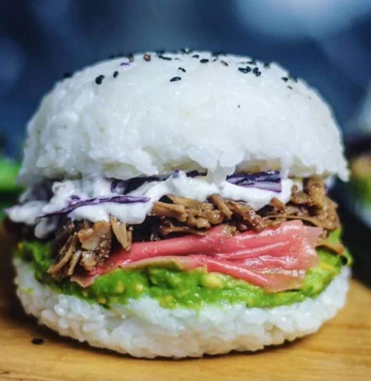 Sushi in Form von einem Burger ist ebenfalls ein neuer Foodtrend aus den USA. Statt einem Burger-Brötchen kommt Reis zum Einsatz, bei der Fülle ist der Fantasie keine Grenzen gesetzt.