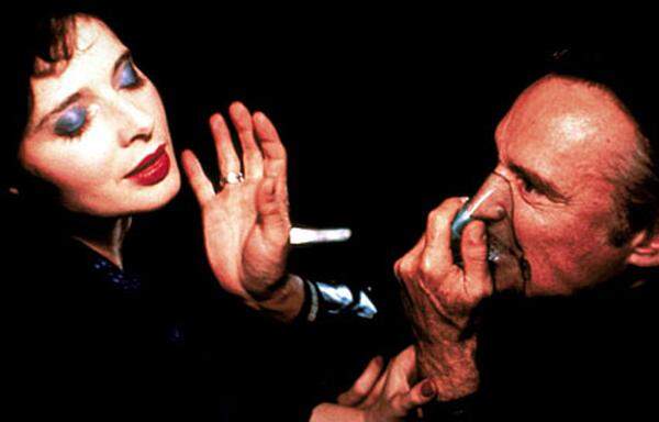Gut erholt startete Hopper 1986 mit gleich drei Filmen sein großes Comeback als Schauspieler: In "Das Messer am Ufer" spielte er einen Drogendealer, in "Freiwurf" einen Alkoholiker und für "Blue Velvet" von David Lynch mimte er einen Psychopaten.  Im Bild: Hopper mit Isabella Rossellini in David Lynchs "Blue Velvet"