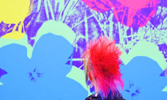 Ein Punk im Museum mit knallroten Haaren vor Andy Warhols „Flowers“, solch perfekte Übereinstimmungen hält der Linzer Fotograf Stefan Draschan in seinen Werken fest.