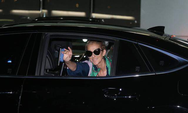 **TAIWAN OUT**Canadian singer Celine Dion waves to fans as she arrives at the Taipei Songshan Airpo