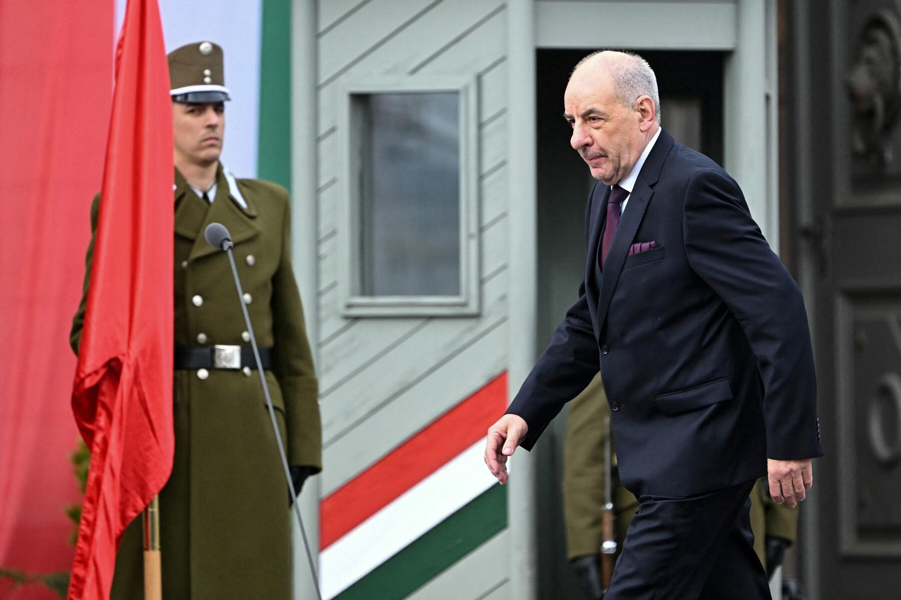 Hungarian parliament approves constitutional change to oust president