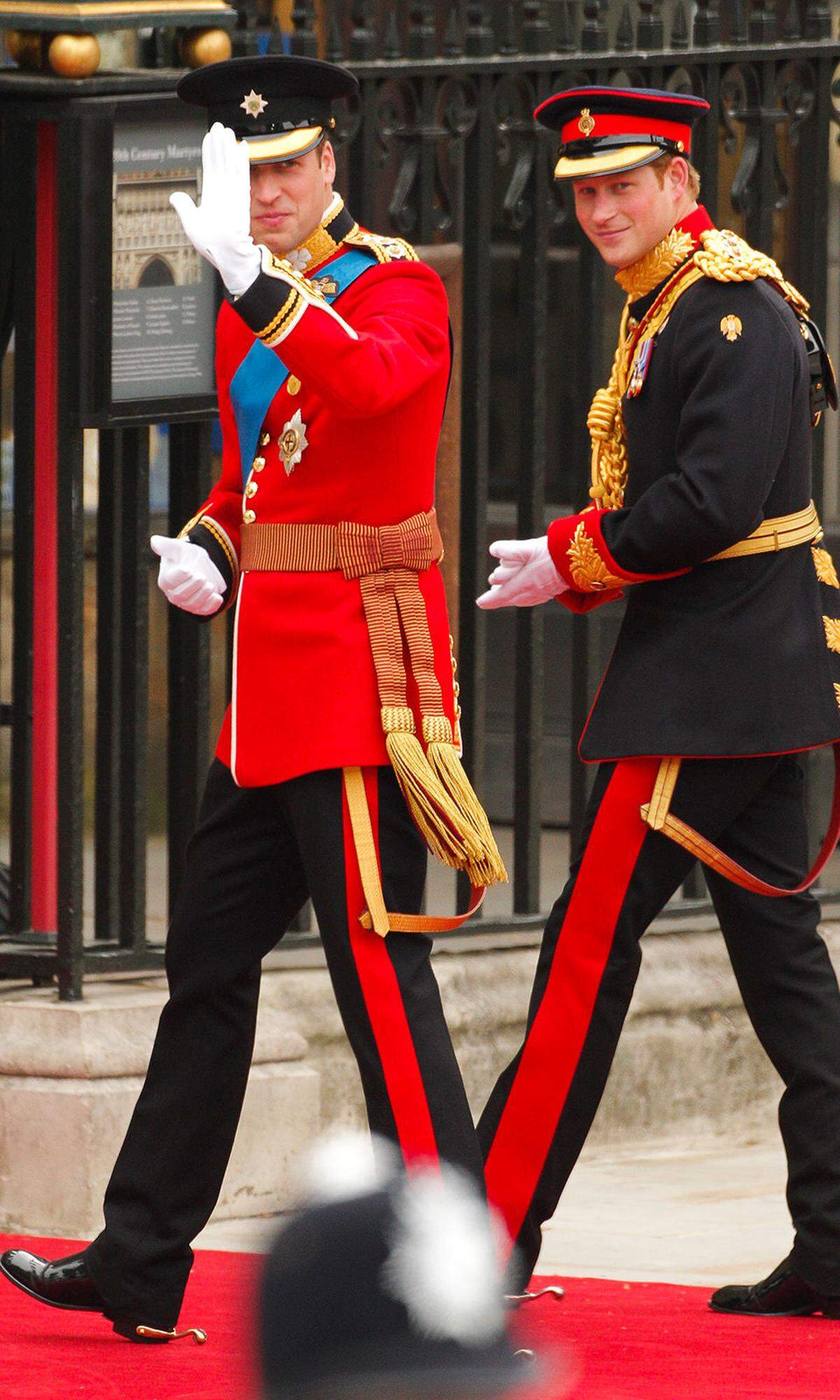 Und was wird der Bräutigam an seinem großen Tag tragen? Royal-Experten spekulieren, dass Harry, der über ein Jahrzehnt lang dem britischen Militär gedient hat, ähnlich wie schon sein Bruder William zu dessen Hochzeit 2011 in Militärkleidung vor den Altar treten wird.