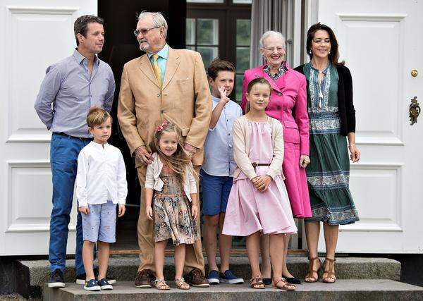 ...genauso wie ihre jüngeren beiden Geschwister, die Zwillinge Vincent und Josephine. Königin Margrethe überblickt mittlerweile eine Enkelschar von acht Kindern: Ihr jüngerer Sohn Prinz Joachim hat vier Kinder aus zwei Ehen, die Prinzen Nikolai, Felix und Henrik und Prinzessin Athena.