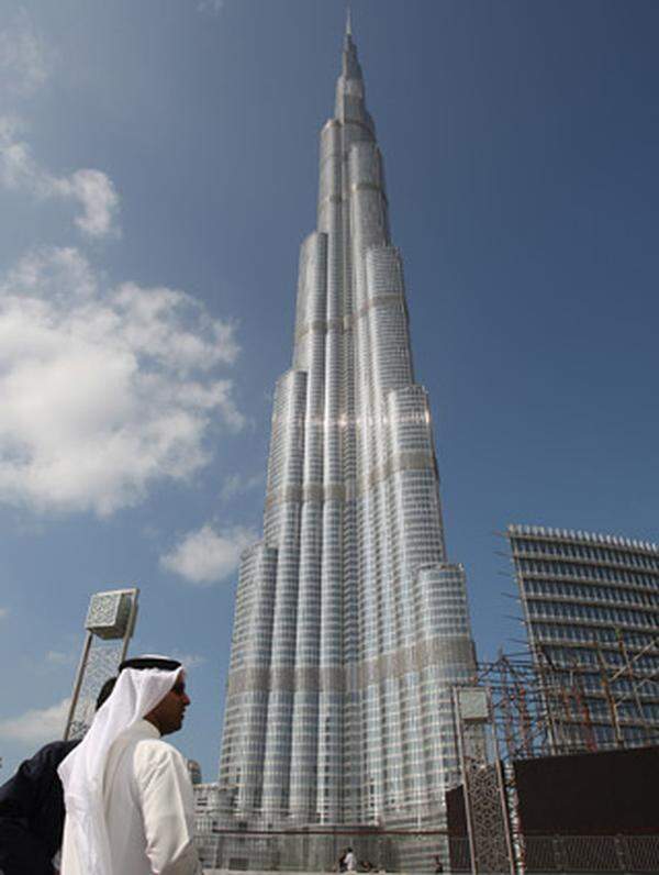 Die Website bewirbt den Turm als "Kunstwerk", "Emblem" und "Heim für die Elite der Welt". Der Chef des Projektfirma Emaar, Mohammed al-Abbar, schwärmt:"In dem Turm erblicken wir den Triumph der Vision Dubais, das scheinbare Unmögliche zu schaffen und neue Limits zu setzen."