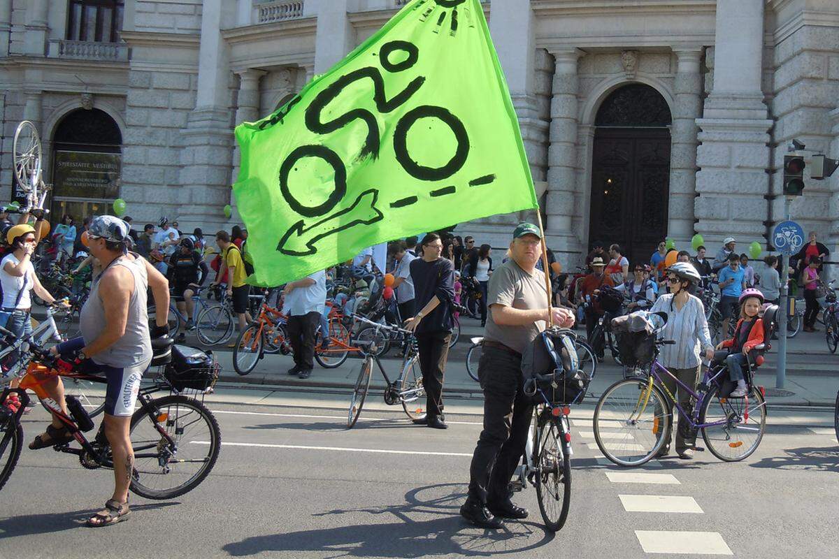 Bereits am Vormittag sammelten sich die Anhänger des nichtmotorisierten Verkehrs beim Burgtheater. Um 12 Uhr gab Verkehrsstadträtin Maria Vassilakou (Grüne) schließlich den Startschuss zur Massenausfahrt im Herzen der Bundeshauptstadt. Laut Friedl reichte die Kolonne durchgehend vom Rathaus- bis zum Schwedenplatz.