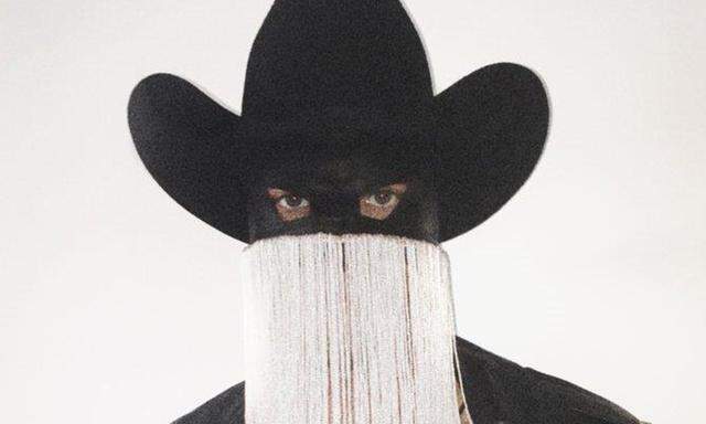 Der kanadische Sänger Orville Peck verkleidet sich gern mit einer ledernen Wildwest-Maske und Fransen über dem Mund.