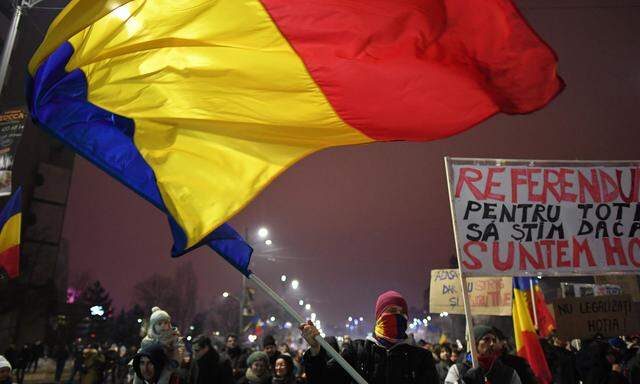 Die Empörung ist groß: Tausende demonstrierten am Sonntagabend in Bukarest gegen die Pläne der Regierung. 