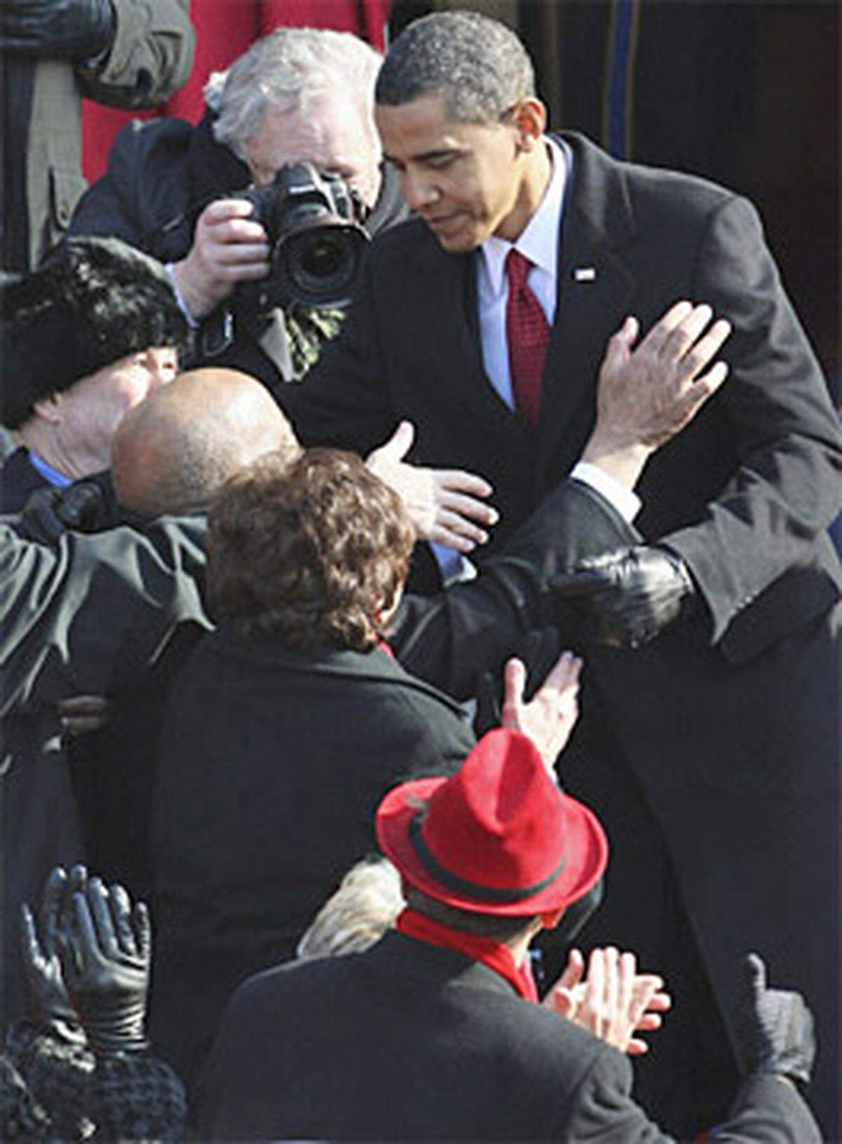 Obamas Auftritt wurde von ohrenbetäubendem Jubel begleitet, er musst unzählige Hände schütteln.