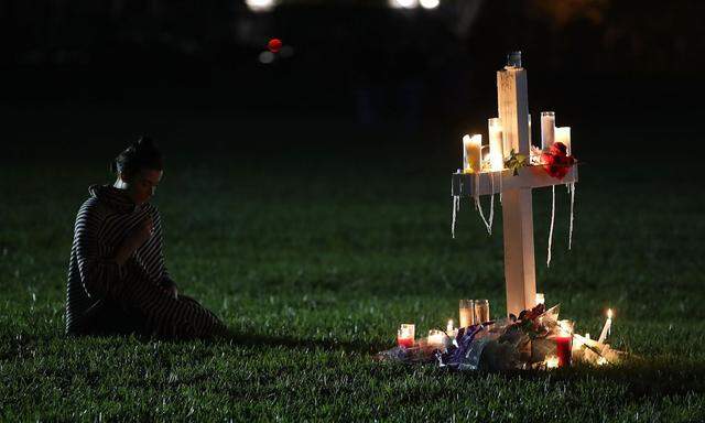 Hinterbliebene gedenken den Opfern des Massakers an der Marjory Stoneman Douglas High School