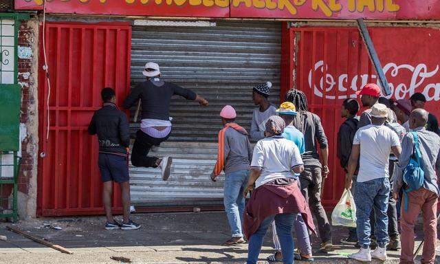 In Johannesburg kam es zu Ausschreitungen und Plünderungen