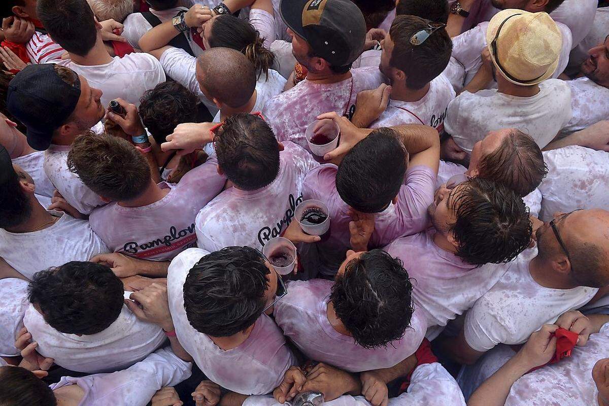 Vergangenes Jahr zog das Festival fast 1,3 Millionen Menschen an, die Hälfte davon Ausländer. Vor allem junge Männer, die sich mit Sangria und Wein Mut antrinken, suchen in den Straßen Pamplonas den Nervenkitzel. Dabei versuchen die Teilnehmer möglichst lange neben den Stieren herzulaufen.
