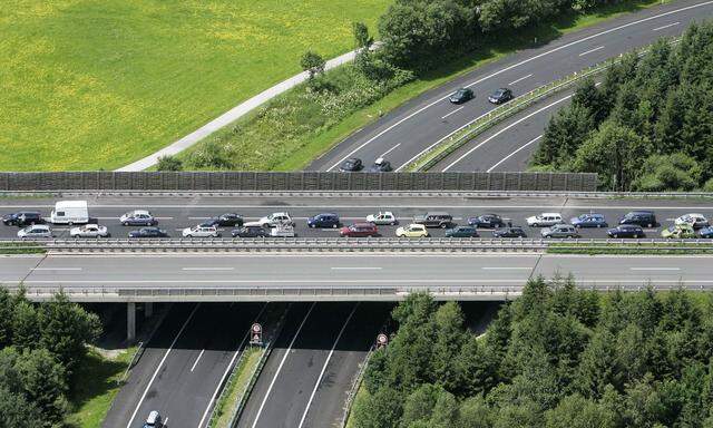 Pro Jahr sind geschätzte 1,8 Millionen österreichische Autofahrer auf deutschen Autobahnen unterwegs. Sie werden künftig eine Vignette benötigen.
