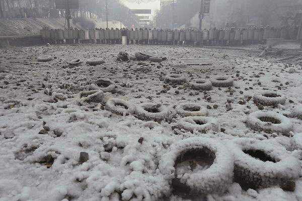 Auch arktische Temperaturen halten die Demonstranten nicht ab. Das Bild zeigt eine Formation der Sicherheitskräfte, die eine Straße in der Hauptstadt Kiew absperren.