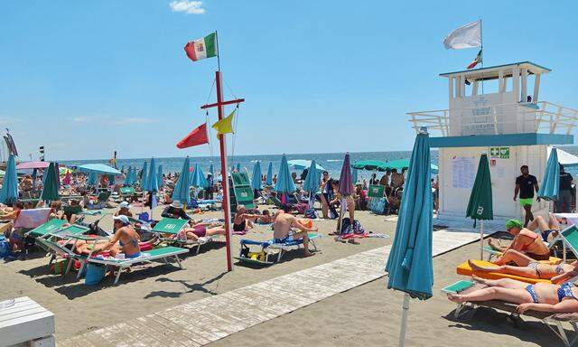 Perfekter Tag am Strand von Ostia – zunächst. Bald würde eine Wasserleiche durch das Bild getragen werden.