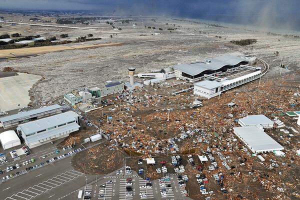 Das Erdbeben der Stärke 8,9 ereignete sich gegen 14.45 Uhr Ortszeit.Im Bild der Flughafen von Sendai.