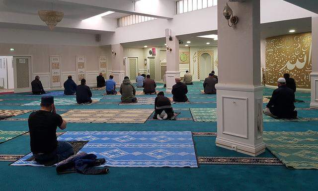 Mittagsgebet in der Aziziye Moschee der Islamischen Föderation in Wien.