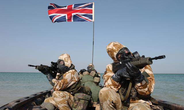 Royal Marines mit ABC-Schutzkleidung auf einem Sturmboot im Persischen Golf. Der Verlust der britischen Militärmacht könnte hart für EU-Europa sein.