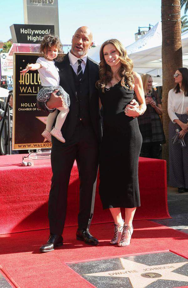 Auch der Schauspieler Dwayne Johnson und seine Freundin Lauren Hashian erwarten Nachwuchs - dem Anschein nach zur besonderen Freude der gemeinsamen zweijährigen Tochter Jasmine.  