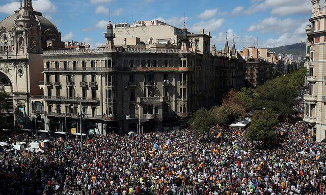 Immer mehr Menschen zeigen sich mit der Regionalregierung in Barcelona solidarisch.