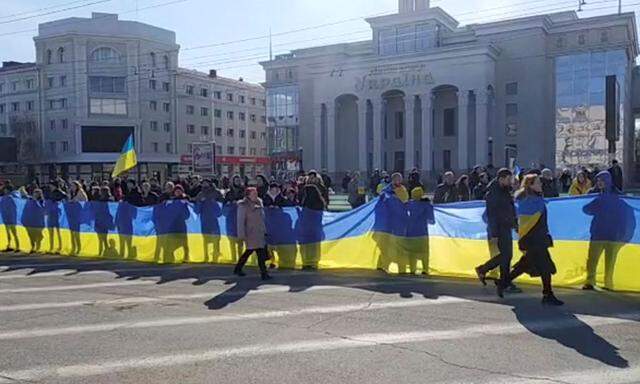 Die Bürger der südukrainischen Stadt Cherson lassen sich von den russischen Besatzern nicht einschüchtern und halten weiterhin die ukrainische Fahne hoch. Damit haben die Moskauer Militärplaner nicht gerechnet. 