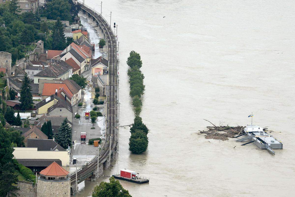 Stabil war die Lage auch in Hainburg an der Donau (Bezirk Bruck a.d. Leitha), wo das Augenmerk unter anderm dem vom Hochwasser bedrohten Bahnhof galt.
