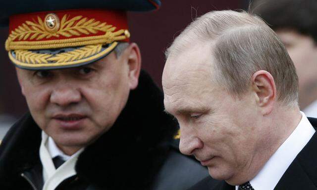 Präsident Putin und Verteidigungsminister Schoigu
