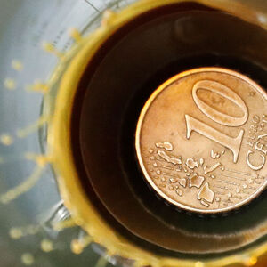 Zuletzt fiel der Euro auf etwas mehr als 1,11 Dollar, der niedrigste Wert seit knapp zwei Jahren. a laboratory in the Irkutsk Oil Company-owned Yarakta Oil Field in Irkutsk Region