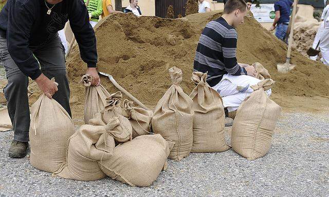 Sandsäcke schleppen - wenn Leib und Leben betroffen ist, ist das Hochwasser ein Grund, nicht bei der Arbeit zu erscheinen.