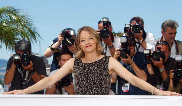 Die Schauspielerin und Regisseurin Jodie Foster hat ihren neuen Film "The Beaver" mit Mel Gibson, ihr selbst und einer Biber-Handpuppe in den zentralen Rollen am 17. Mai im Wettbewerb der 64. Filmfestspiele in Cannes präsentiert.