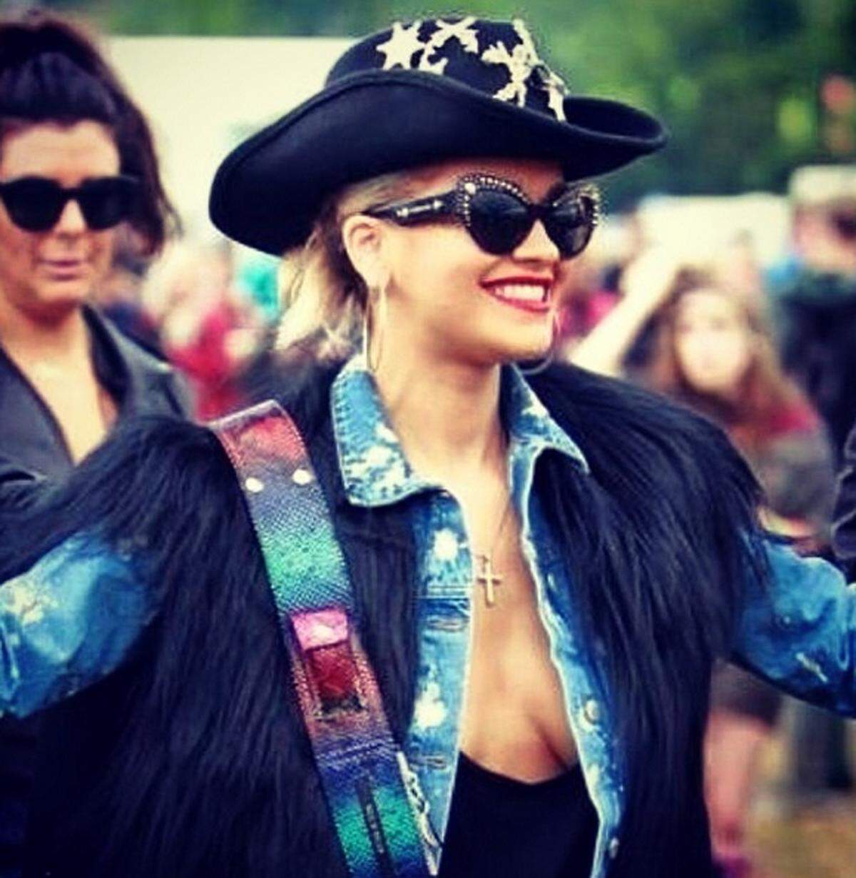 Musikerin Rita Ora  kombinierte ebenfalls auffällig und ungewöhnlich. Bei ihr mussten es Cowboyhut, Jeansjacke und Fellweste sein.