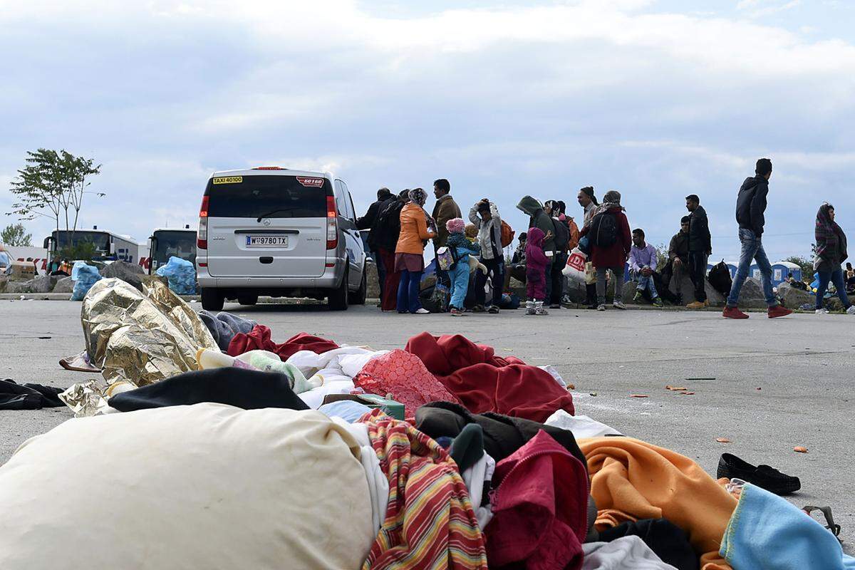 An der Grenze zu Ungarn in Nickelsdorf im Burgenland übernachteten viele Flüchtlinge. Ein Teil wurde nach Graz gebracht. Nur knapp 20 der tausenden Flüchtlinge vom Samstag haben den Angaben zufolge auf den Wiener Bahnhöfen Asyl in Österreich beantragt. In Nickelsdorf waren es am Samstag und in der Nacht auf Sonntag 65. 