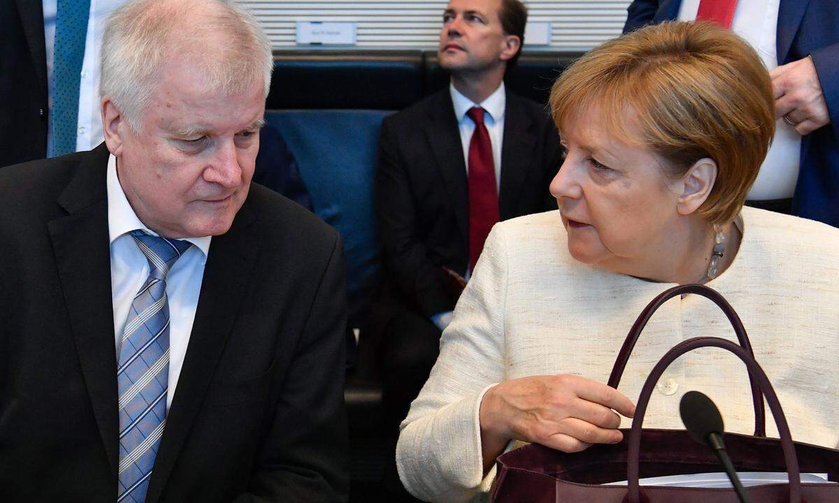 Spätestens seit dem Streit mit CSU-Chef Horst Seehofer im Sommer 2018 über mögliche Abweisungen von Asylwerbern an der Grenze war der Ruf der Koalition endgültig dahin.
