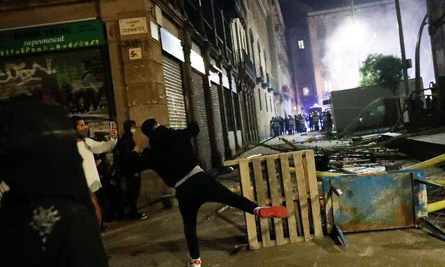 Samstagabend in Barcelona: Auf der einen Seite wütende Demonstranten, auf der anderen die Polizei.