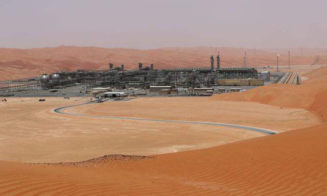 Unter dem Wüstensand schlummert die Quelle des Reichtums Saudiarabiens. Das Königreich stemmt allein ein gutes Zehntel der weltweiten Ölproduktion.