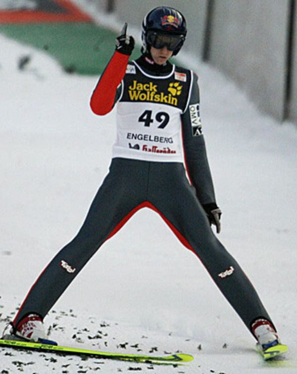 Nicht einmal zwei Wochen später steht der junge Skispringer erneut ganz oben auf dem Treppchen: Am 16. Dezember gewinnt er in Engelberg. Seine Bilanz zu diesem Zeitpunkt ist unglaublich: Von vier Weltcupspringen hat der Tiroler zwei gewonnen.