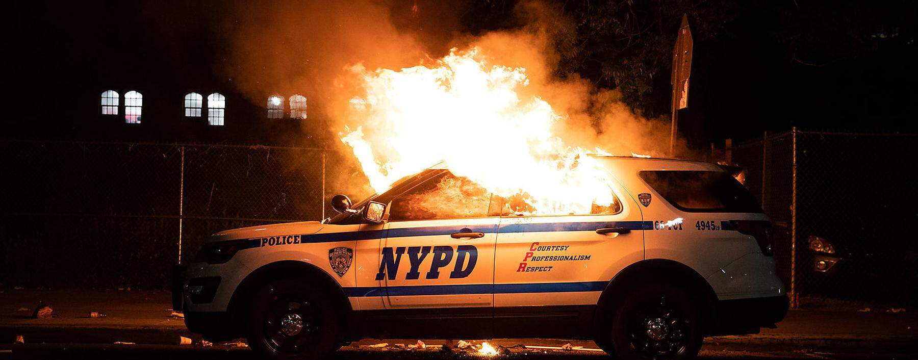 Auch Polizeiautos gingen in New York in Flammen auf.