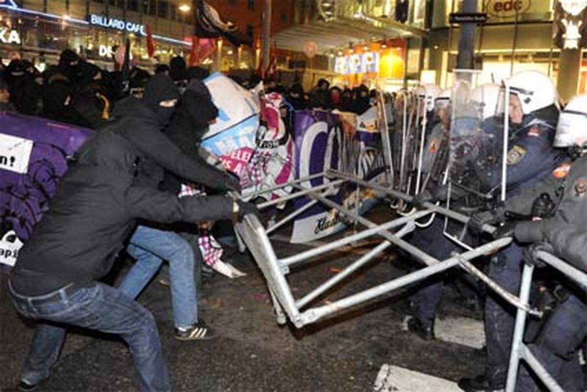 Indes versuchen radikale Teile unter den Demonstranten, an einer anderen Stelle gewaltsam durch die Polizei-Kette zu brechen.Die Bilanz der Demonstration: 14 Festnahmen und mehrere Verletzte.