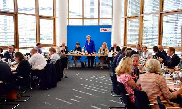 Bundeskanzlerin Angela Merkel informierte die Mitglieder der Unionsfraktion Montagnachmittag über den Stand der Dinge. Dieses Mal tagten CDU und CSU wieder gemeinsam. 