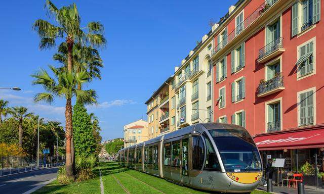 Fast lautlos und ohne störende Oberleitung gleiten die Straßenbahnen auf begrünten Gleisen durch das Zentrum von Nizza.